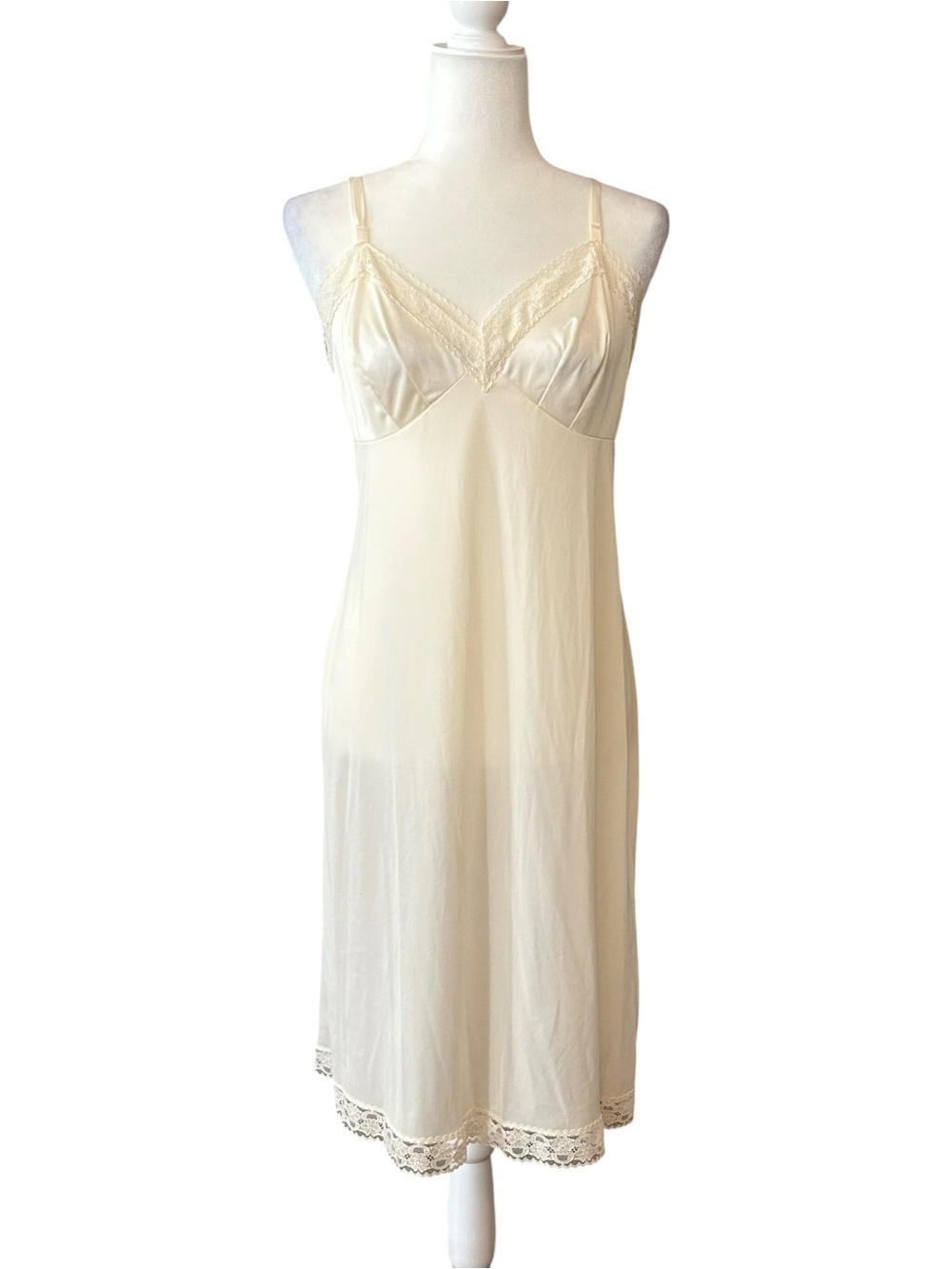 VINTAGE VANITY FAIR Nylon Full Dress Slip Women's SZ 36 in Cream